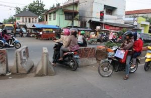 U-turn (putaran arah) ilegal di pertigaan Lemah Abang.