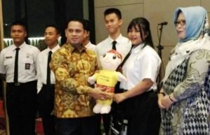 Sekretaris Dinas Pariwisata Kabupaten Bekasi, Rahmat Atong saat memberikan cinderamata kepada perwakilan pelajar SMA/SMK Se Jawa Barat yang mengikuti kegiatan 'Let’s Go To Bekasi Industrial Tourism’ yang diselenggarakan dari tanggal 26 – 28 April 2018.