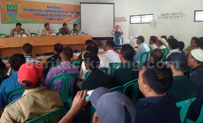 Suasana Rapat minggon Kecamatan Setu di aula Kantor Desa Tamanrahayu Setu, Rabu (18/05).