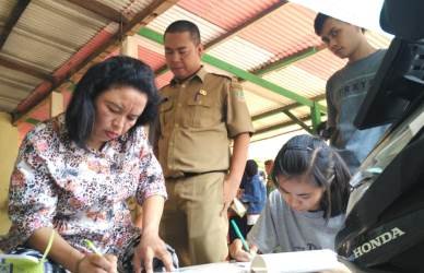 Kasie Pendataan Penduduk Disdukcapil Kabupaten Bekasi, Dudin saat mendampingi warga pendatang yang terjaring razia mengisi form Surat Keterangan Domisili Sementara, Senin (02/07).