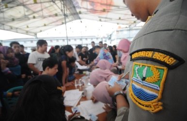 Pemeriksaan dan pendataan dokumen kependudukan bagi para pendatang di Kecamatan Cikarang Selatan.