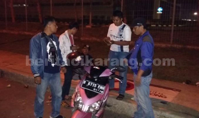 Anggota Polsek Cikarang Barat saat melakukan pemeriksaan surat-surat dan kelengkapan berkendara lainnya terhadap pengendaran yang melintas di Kawasan MM2100, Jum'at (13/05) dinihari.