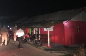 Razia Pekerja Seks Komersil (PSK) yang dilakukan Satpol PP di salah satu lokasi prostitusi di wilayah Kabupaten Bekasi, Sabtu (15/09) dinihari.