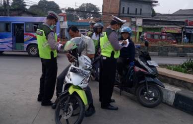 Sejumlah pengendara sepeda motor terjaring operasi zebra 2018 Sat Lantas Polres Metro Bekasi di hari pertama, Selasa (30/10).