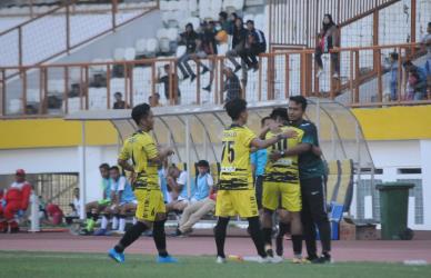 Pelatih Persikasi, Rici Fauzi saat menyambut gol yang dibuat Angga Irawan saat menghadapi Sultan Muda FC di Stadion Wibawa Mukti, Minggu (25/08) lalu.