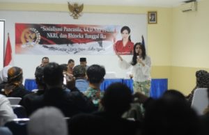 Rieke Diah Pitaloka saat memberikan sosialisasi 4 Pilar Kebangsaan dihadapan ratusan peserta yang terdiri dari para guru yang tergabung dalam Badan Musyawarah Perguruan Swasta (BMPS) Kabupaten Bekasi, Sabtu (10/06) sore.