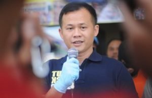 Kepala Satuan Reksrim Polres Metro Bekasi, AKBP Rizal Marito menunjukan barang bukti berupa satu bilah senjata tajam jenis badik dan satu unit senjata api jenis softgun saat gelar perkara di Mapolrestro Bekasi, Senin (18/06).