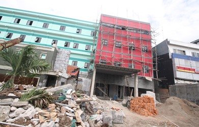 Tampak bangunan baru Rumah Sakit Bhakti Husaha di Jalan RE Martadinata, Kecamatan Cikarang Utara. Diduga, bangunan baru itu dibangun ketika proses IMB-nya belum tuntas.