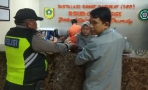 Anggota Polsek Cibarusah saat mengevakuasi korban dan melakukan pemeriksaan medis di RSUD Cileungsi