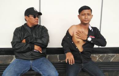 Taufik Hidayat (34) warga Desa Sumber Jaya Kecamatan Tambun Selatan saat menunjukan bekas operasi di bahu bagian kanannya, Kamis (22/08).