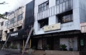 Dua unit ruko untuk usaha karaoke dan restoran di kawasan Ruko Union Thamrin – Lippo Cikarang, Desa Cibatu Kecamatan Cikarang Selatan terbakar, Rabu (31/10) pagi.