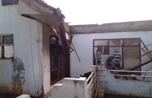 Warga saat bergotong royong membersihkan puing bangunan di rumah Ibu Ika (80) yang terbakar di di Kp. Serang RT 003/01 Desa Taman Rahayu, Kecamatan Setu, Jum'at (23/08) pagi.