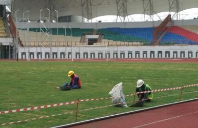 Sejumah pekerja tengah mengganti rumput dalam proyek perbaikan Stadion Wibawa Mukti jelang Asean Games 2018.