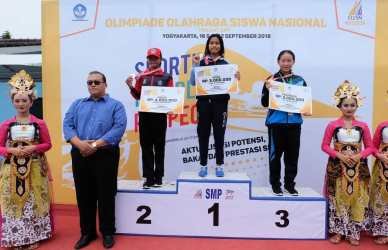 Sabela Safa Bagraf saat menyabet Juara I Renang 50M Gaya Bebas Putri di ajang O2SN 2018.