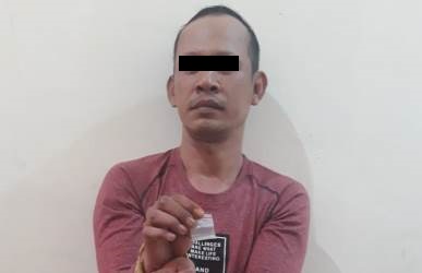 Tersangka RR (45) dan barang bukti berupa sabu dengan berat 0,4 gram saat diamankan di Unit Reskrim Polsek Cikarang Timur.