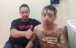 M (31) asal Desa Telajung, Kecamatan Cikarang Barat saat diamankan petugas Kepolisian Sektor Cikarang Timur dan menunjukan barang bukti berupa sabu dengan berat kurang lebih 9,30 gram.