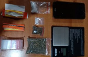 Barang bukti berupa 3 paket sabu dengan berat total mencapai 5,2 gram, 1 paket daun ganja dengan berat 2,8 gram serta 1 paket biji ganja dengan berat 22,9 gram yang berhasil diamankan petugas dari tangan DE (22)