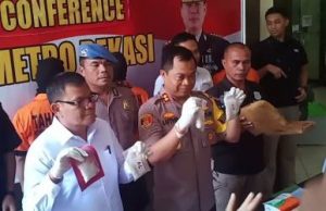 Wakapolres Metro Bekasi,AKBP Luthfie Sulistiawan saat menimpin gelar perkara penangkapan terhadap N alias H (35) serta P alias I (47) dua orang terduga pengedar narkoba jenis sabu dan ganja, Kamis (29/08) pagi.