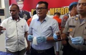 Kasat Narkoba Polres Metro Bekasi, AKBP Arlond Sitinjak menunjukan barang bukti dari tersangka TT alias S saat gelar perkara di Mapolres Metro Bekasi, Selasa (23/07).