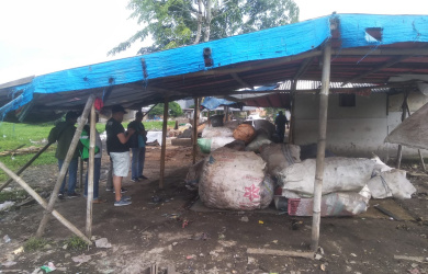 Petugas gabungan yang terdiri dari jajaran Kepolisian Sektor Tambun dibantu oleh Tim Cobra Kepolisian Resor Metro Bekasi dan Subdenpom Bekasi saat mennggerebek lokasi yang diduga kuat menjadi tempat judi sabung ayam di di Kp. Pulo Dadap RT 01/03 Desa Srimahi, Kecamatan Tambun Utar, Sabtu (23/03) kemarin.