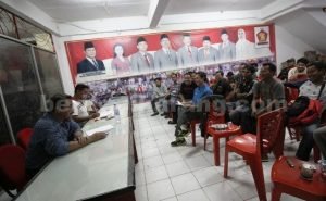 Ketua DPC Gerindra Kabupaten Bekasi, Daris saat melakukan pertemuan dengan salah satu kelompok buruh, Jum'at (05/08) malam.