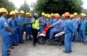 Selain dibekali secara teori, para buruh yang bekerja di PT. Katsushiro Indonesia pun dilatih untuk mempraktekannya secara langsung perihal tata cara berkendara yang baik dan benar di jalan raya.