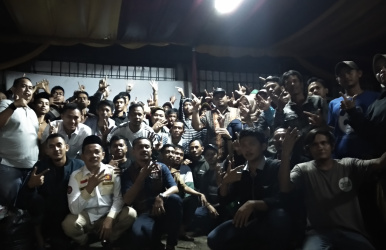 Peserta Bimbingan Teknis (Bimtek) Saksi yang disiapakn Caleg Partai Gerindra No 4 dari Dapil 6 Kabupaten Bekasi, Junaedi foto bersama di di sekretariat Sejuk Centre, Kp. Warung Kobak RT 005/001 Desa Pasir Gombong, Kecamatan Cikarang Utara, Senin (08/04) malam.