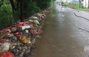 Tumpukan sampah yang berada di sisi jalan. Tumpukan sampah ini membuat pengendara yang melintas di Jl. Raya Kali CBL terganggu. Selain karena karena menimbulkan bau tidak sedap, sampah-sampah ini juga dinilai merusak estetika.