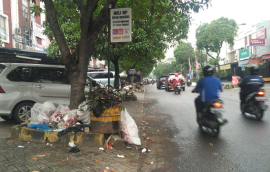 Tumpukan sampah yang tidak terangkut di salah satu titik di pemukiman warga di Kawasana Jababeka, Senin (11/03) pagi.