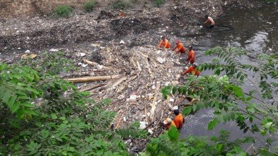 Pembersihan sampah di Kali Jambe