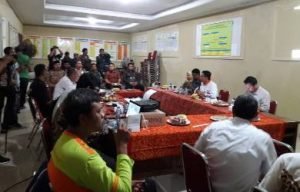 Rapat koordinasi pemulihan Kali Pisang Batu yang diikuti sejumlah organisasi perangkat daerah di Kota dan Kabupaten Bekasi di Kantor Desa Setia Asih Kecamatan Tarumajaya, Jum'at (11/01) pagi.