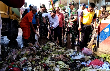 Plt Bupati Bekasi, Eka Supria Atmaja saat memimpin aksi pungut sampah dalam rangka HPSN 2019 tingkat Kabupaten Bekasi yang dipusatkan di simpang SGC, Desa Cikarang Kota, Kecamatan Cikarang Utara, Sabtu (23/02)