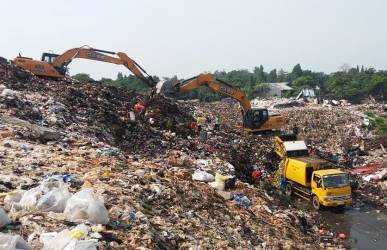 Tumpukan sampah di Tempat Pembuangan Akhir Sampah (TPAS) Burangkeng