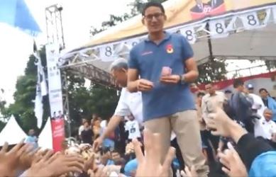 Sandiaga Uno saat menerima saweran dan menyalami pendukungnya yang memeuhi lapangan Kobra, Kecamatan Tambun Selatan, Selasa (02/04) sore.