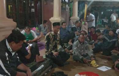 Ketua Panitia Pilkades Setiadarma, Sanemin saat menghadiri pertemuan dengan para Calon Kepala Desa kaitan dengan penolakan proses penghitungan suara di Pilkades Setiadarma, Minggu (26/08) malam.