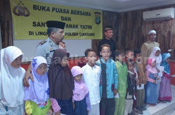 Kapolsek Cikarang, Kompol Adil Siburian saat menghadiri buka puasa bersama dan santunan anak yatim di aula Mapolsek Cikarang, Sabtu (18/06).