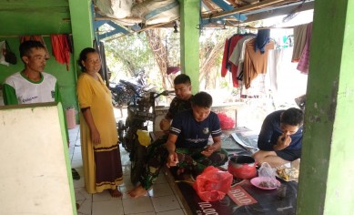 Para personil TNI yang tergabung dalam Satgas TMMD saat tinggal dan makan di salah satu rumah penduduk.