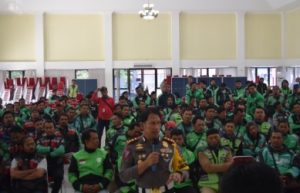 Kasat Lantas Polres Metro Bekasi, AKBP Tartono saat memimpin kegiatan pembinaan dan penyuluhan kepada para pengemudi ojek online dalam rangka Operasi Patuh Jaya 2019 di aula promoter Polres Metro Bekasi, Senin (02/09).