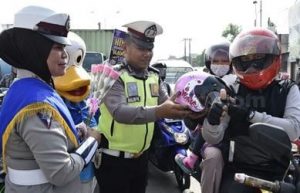 satlantas polres metro bekasi bagikan bunga dan helm