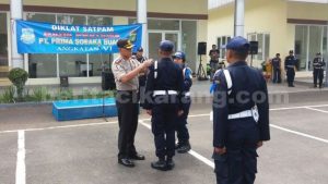 Kasubdit Bin Satpan/ Polsus Dit Binmas Polda Metro Jaya, AKBP Eko Hadi Suharto saat secara simbolis melepas pita peserta Diklat Garda Prtama, Minggu (24/04).