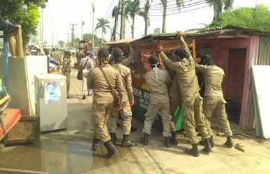 Penertiban bangli oleh Satpol PP Kabupaten Bekasi di ruas Jl. Raya Inspeksi Kalimalang, Rabu (30/05).