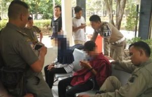 AR (19) dan AS (18) saat diamankan oleh petugas Satpol PP Kabupaten Bekasi, Senin (01/10) siang.