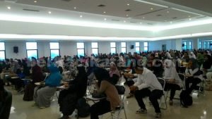 Suasana Aula Kampus Pelita Bangsa Cikarang, Jl. Inspeksi Kali Malang saat dijubeli peserta Try Out SBMPTN, Minggu (24/04).
