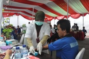 Pemeriksaan kesehatan sekaligus screening virus HIV oleh petugas dari DInas Kesehatan Kabupaten Bekasi bagi para warga binaan di Lapas Cikarang, Selasa (03/12).