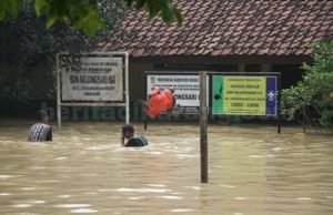 Banjir setinggi 2 meter yang melanda Sekolah Dasar Negeri 03 Bojongasari yang berada di Kp. Bojong, Desa Bojongsari, Kecamatan Kedungwaringin pada November 2016 lalu