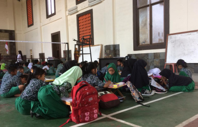 Siswa Kelas IV SDN 01 Cicau saat melakukan aktivitas KBM di GOR Kantor Desa Cicau, Kecamatan Cikarang Pusat, Rabu (06/02).