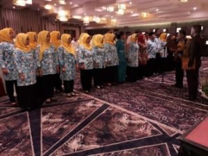 Bupati Bekasi, Eka Supria Atmaja saat mengukuhkan Forum Masyarakat Kabupaten Bekasi Sehat (FMKBS), Rabu (31/07).