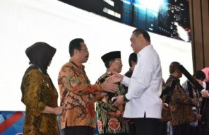 Sekretaris Daerah, H. Uju saat mewakili Plt. Bupati Bekasi pada Acara Pemberian Nilai dan Penyerahan Laporan Hasil Evaluasi (LHE) (Sakip) yang diberikan langsung oleh Menteri PANRB, Drs,Syafruddin,M.Si, Senin (28/01).