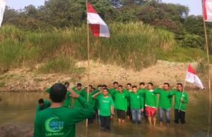 Masyarakat Kabupaten Bekasi yang tergabung dalam Serdadu Komunitas Cibeet (Sekoci) saat melakukan upacara HUT Kemerdekaan RI Ke 73 di Sungai Cibeet, Jum'at (17/08).