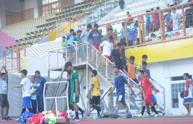 Sejumlah pemain turun dari tribun stadion Wibawa Mukti untuk mengikuti seleksi tahap pertama, Senin (22/04) kemarin.